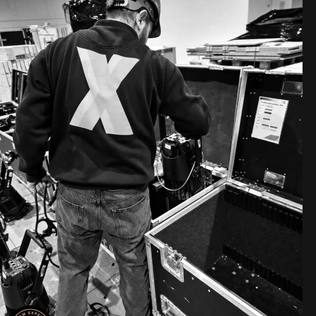 EXPERSI-Crewmitglied verstaut Lichttechnik in einem Flightcase