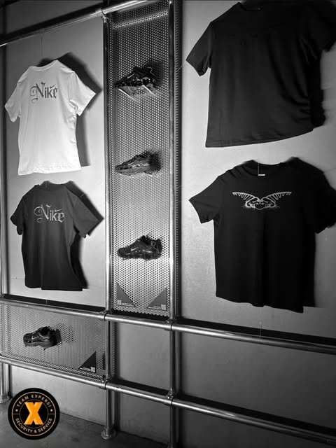 Präsentationsfläche mit Nike-Shirts und Sneakern in einem Store-Format