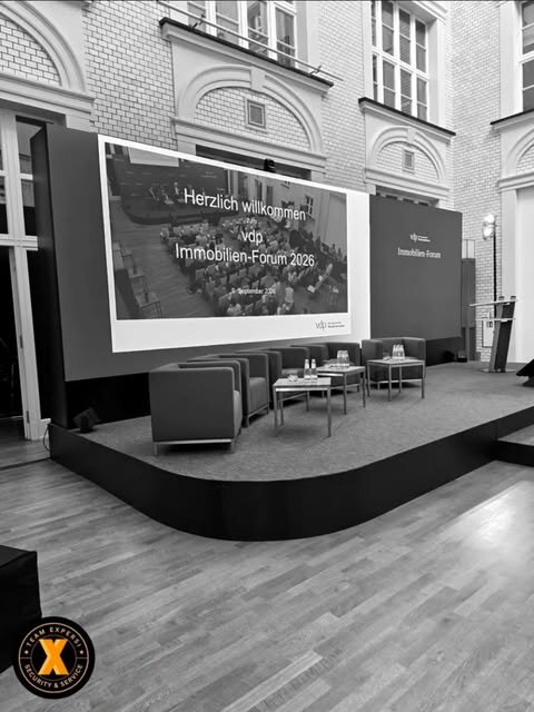 Konferenzbühne mit Leinwand-Anzeige „vdp Immobilien-Forum 2026“ in historischer Halle